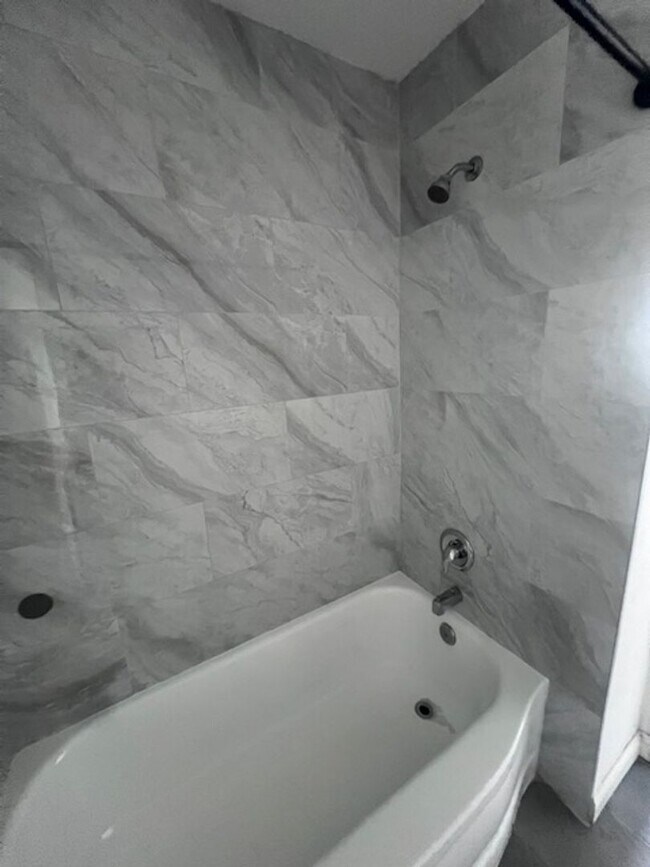 Building Photo - Spacious 3 Bed / 2 Bath Apartment in Colton – Upgraded & Move-In Ready