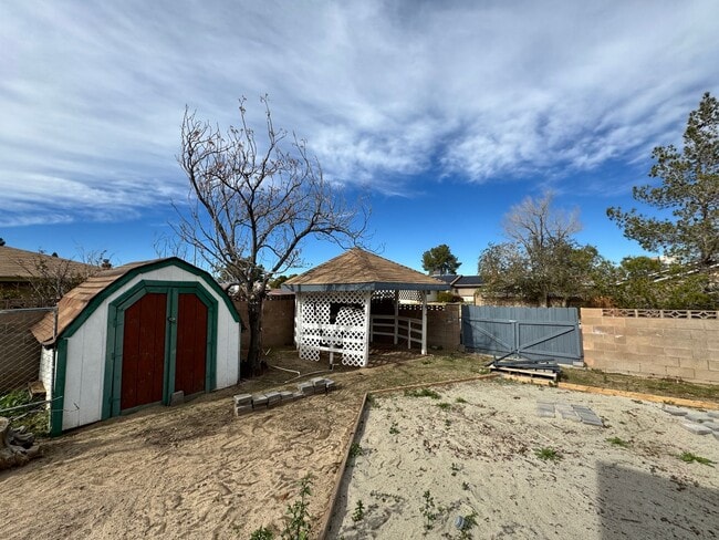 Building Photo - Beautifully renovated 3-bedroom, 2-bathroom
