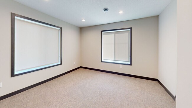 Building Photo - 6-Bed, 2-Bath Top Duplex