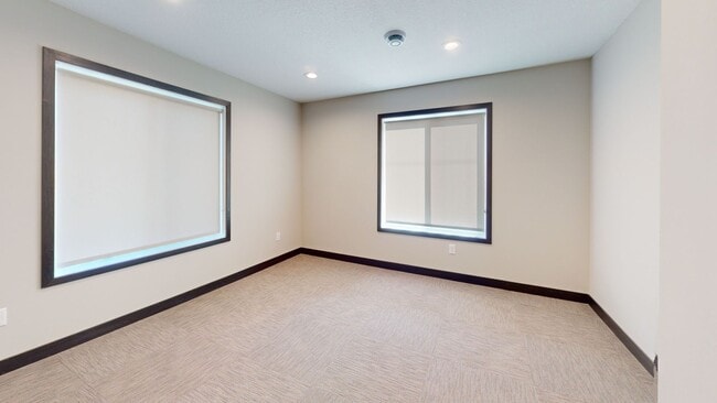 Building Photo - 6 bed 2 bath top unit !