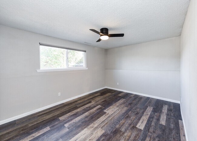 Building Photo - Charming 3 Bed Home Centrally located, Lar...