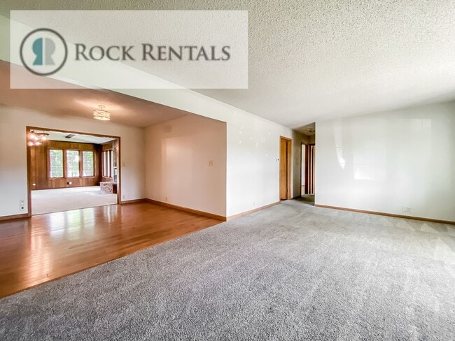 Building Photo - 3 Bed 1.5 Bath House in Convenient Location