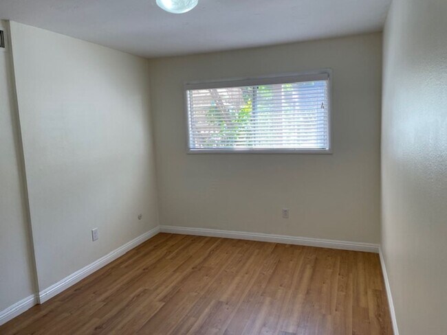 Building Photo - 2 BD 2 BA Condo in Intimate Gated Communit...