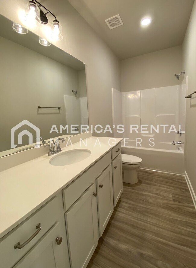 Building Photo - Home for Rent in Weaver AL. Available to V...