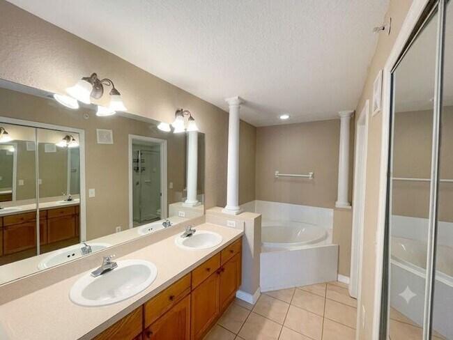 Building Photo - 2607 Emerald Lake Ct