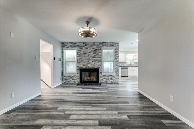 Building Photo - 606 Ridgeline Dr
