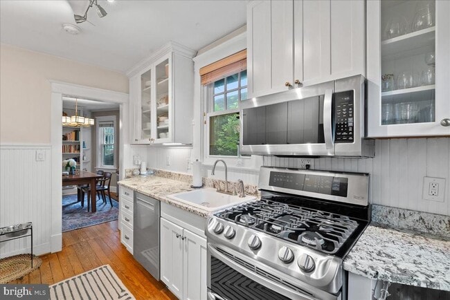 Building Photo - 23 E Walnut St