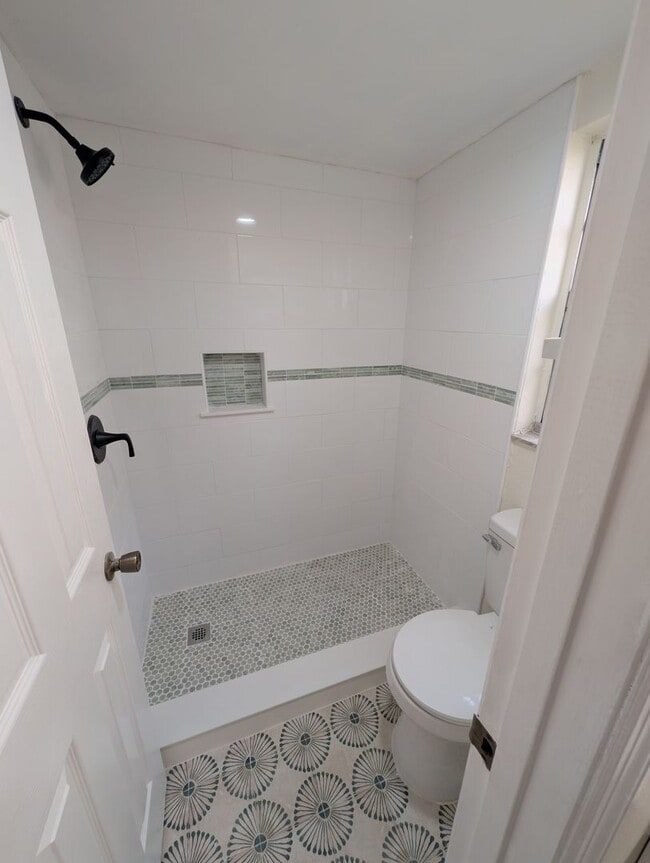 Building Photo - Ground Floor UPDATED 1/1 Washer Dryer Hookups