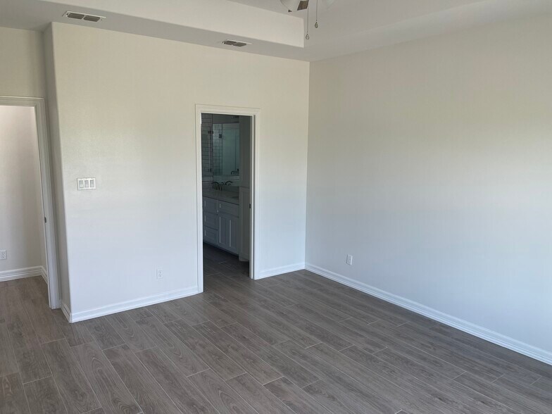 Building Photo - 113 Torrey Pines Rd