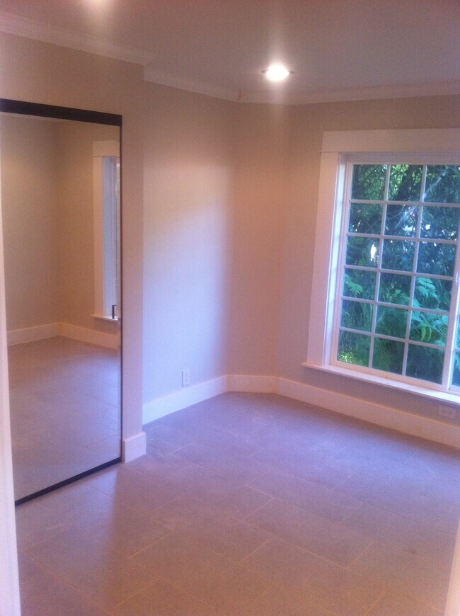 Building Photo - Toluca