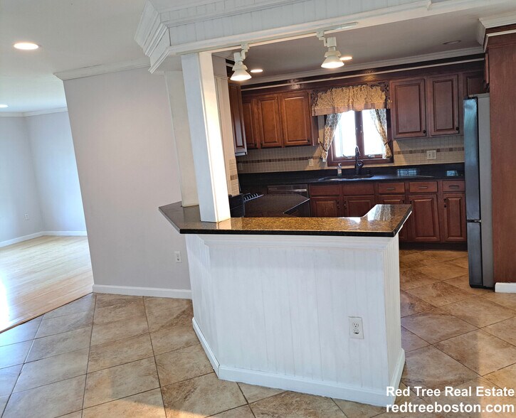 Building Photo - 158 Baker St