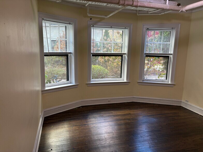 Building Photo - 544 Sheridan Rd