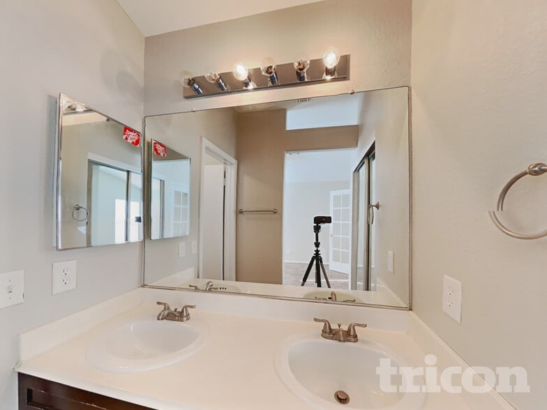 Building Photo - 4803 Via Maria Ct