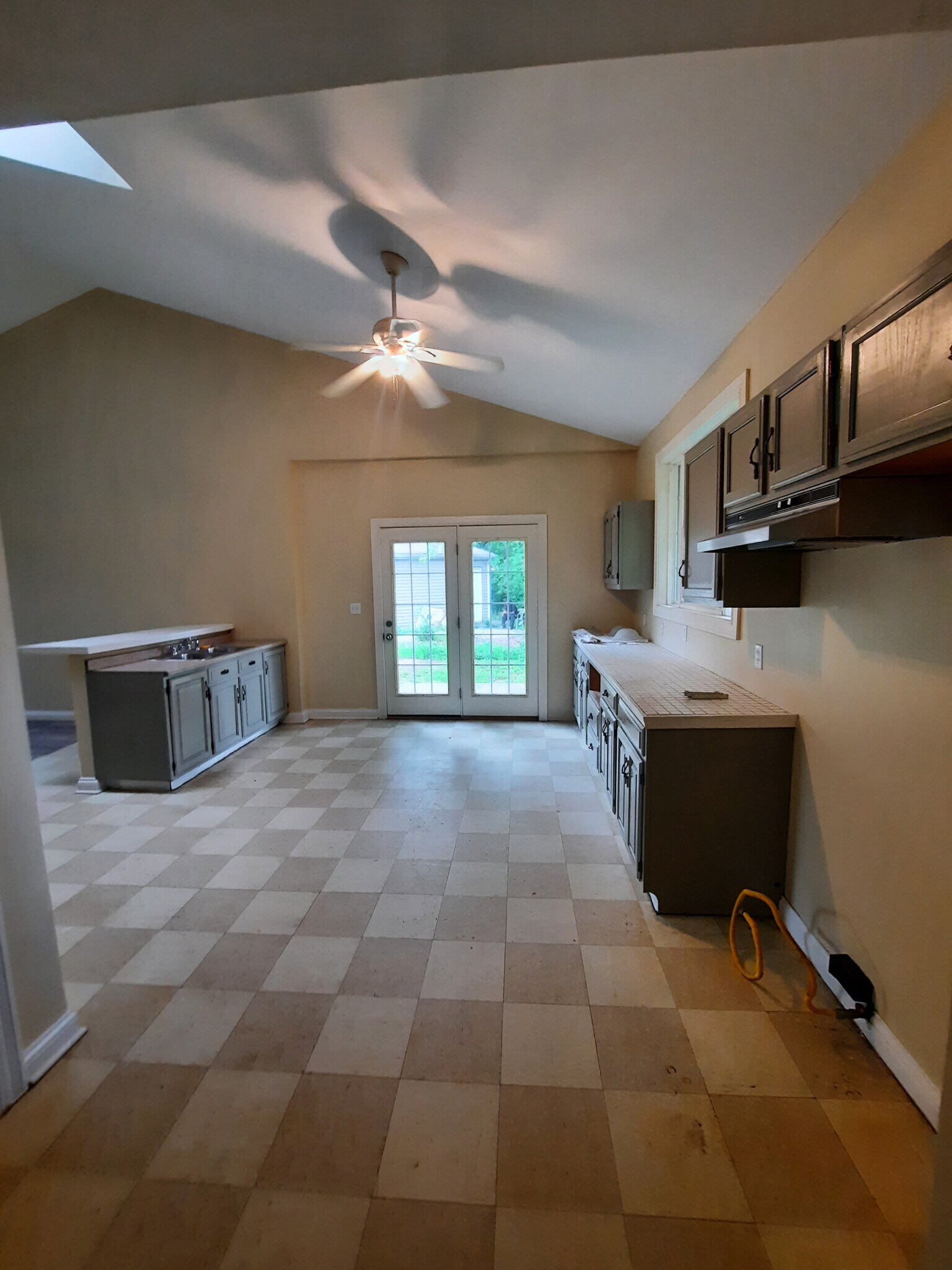 Kitchen and patio doors - 5301 Mansfield Ct