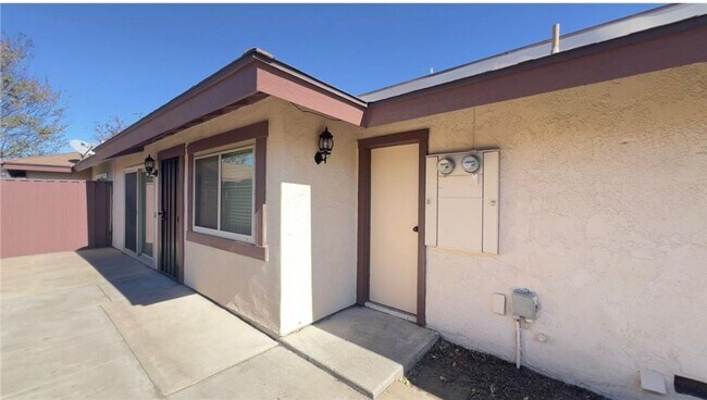 Building Photo - 731 E Fairway Dr