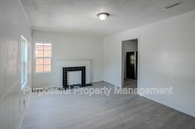 Building Photo - 2300 Miramar Blvd