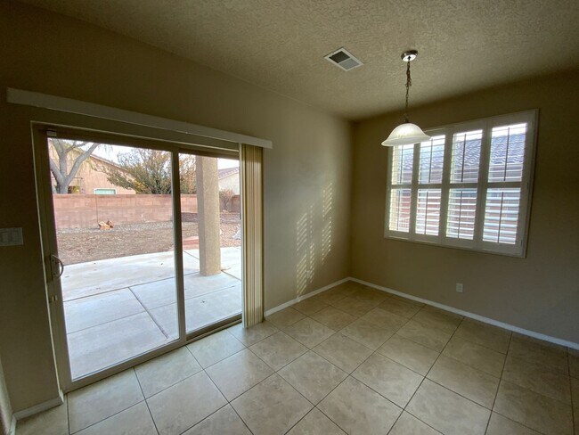 Building Photo - 3 Bedroom Home Available Near Unser Blvd NW & Rainbow Blvd NW!