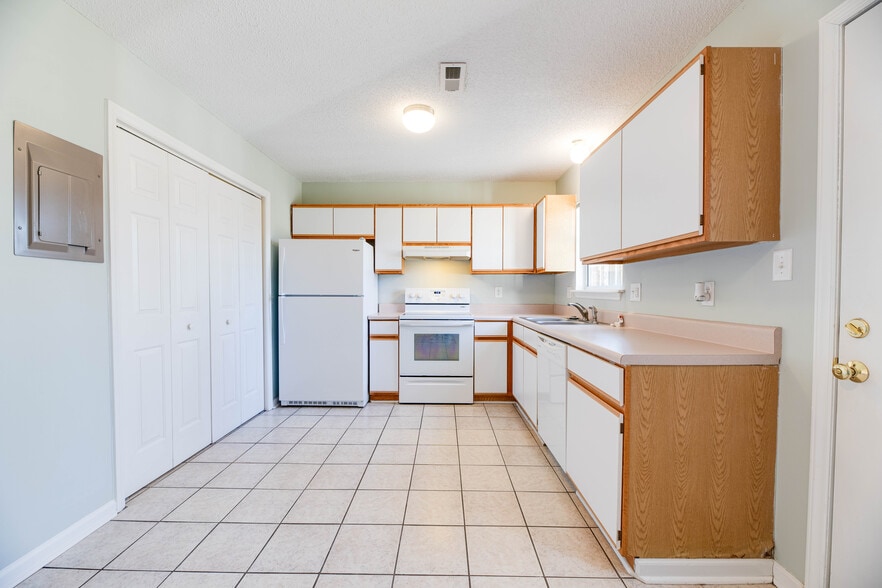 Airy kitchen with plenty of cupboards - 1216 Allen Rd
