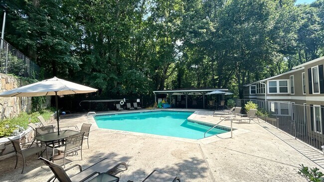 Building Photo - North Atlanta 1 Bed-1 Bath Condo, LVP Hard...