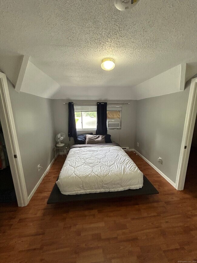 Building Photo - 647 E Main St