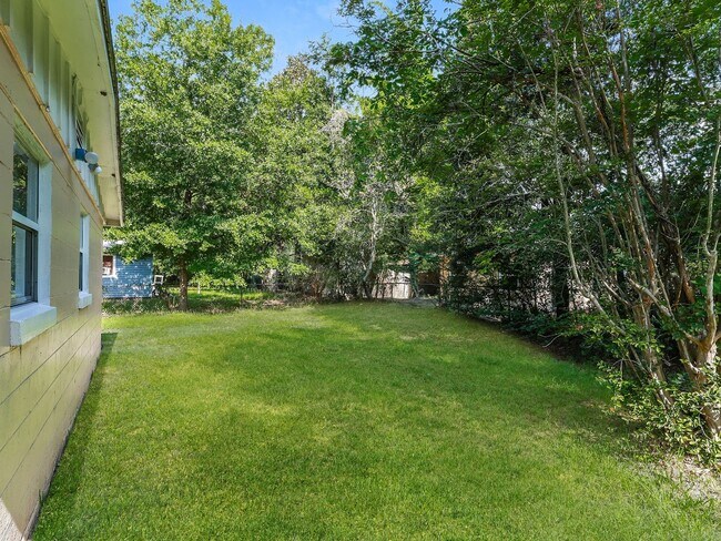 Building Photo - 3 BR/1BA | Newly Renovated Single Family Home | Screened in Patio and carpot | Huge backyard!