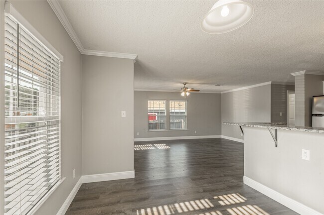 Building Photo - 164 Varsity Dr