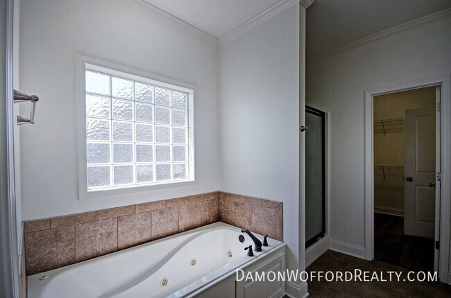 Building Photo - 142 Lakeway Drive
