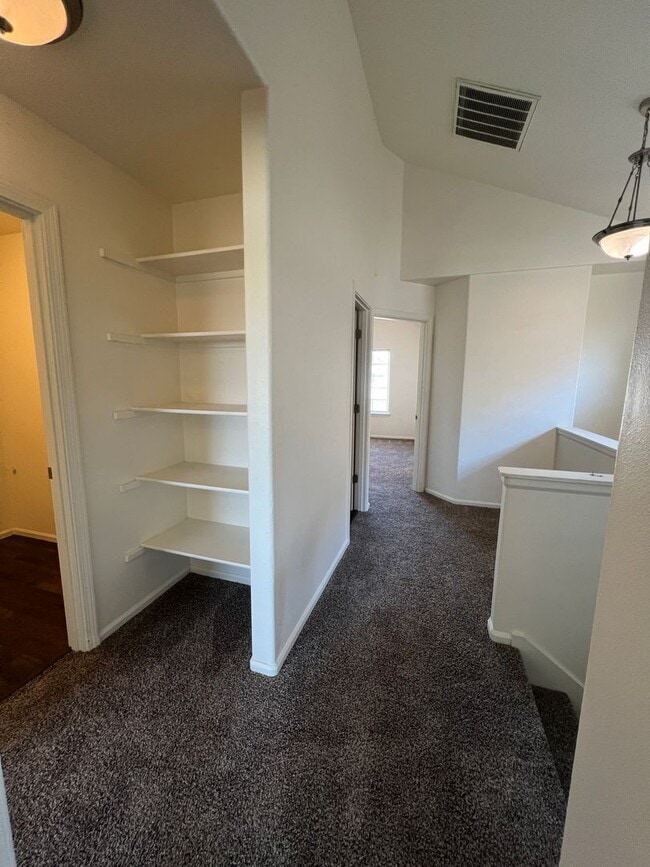 Building Photo - 3 Bedroom 2 Bath Duplex in Springfield on a cul-de-sac