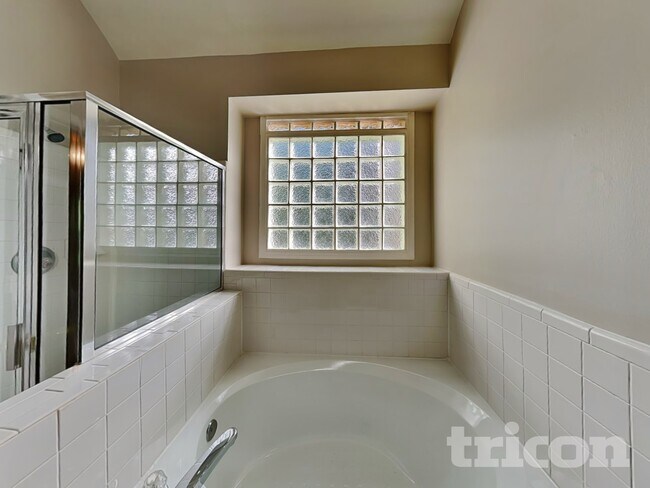 Building Photo - 4390 Pinewalk Dr