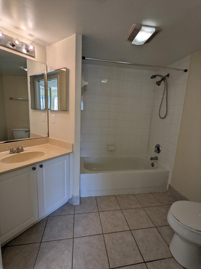 Building Photo - 1000 Crestwood Ct S