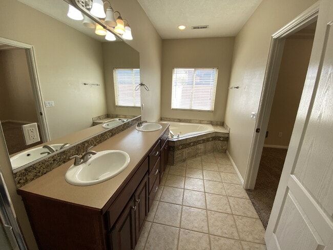 Building Photo - Welcome Home! Lovely 3 bed 2 bath home.