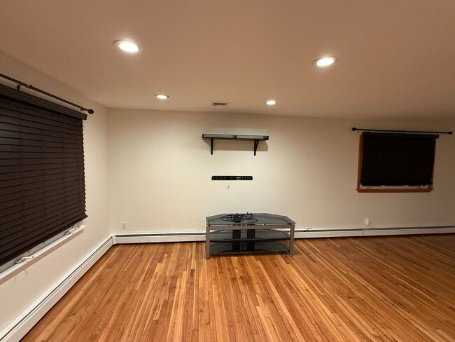 Building Photo - Charming 3BR apartment in East Meadow