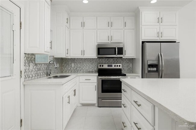 Building Photo - 2323 Corales St