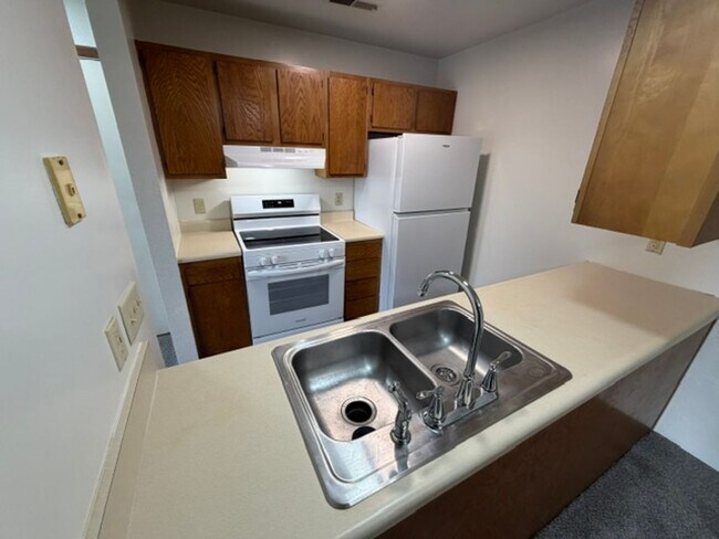 Building Photo - 2211 Spansail Dr