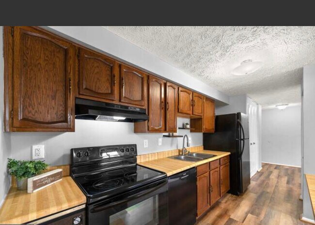 Building Photo - 999 Heather Ridge Dr