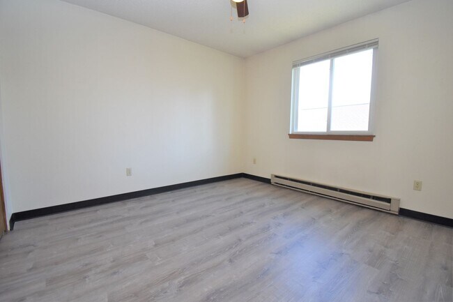 Building Photo - Great Location! Top Floor 2 bed 1 bath and detached garage!