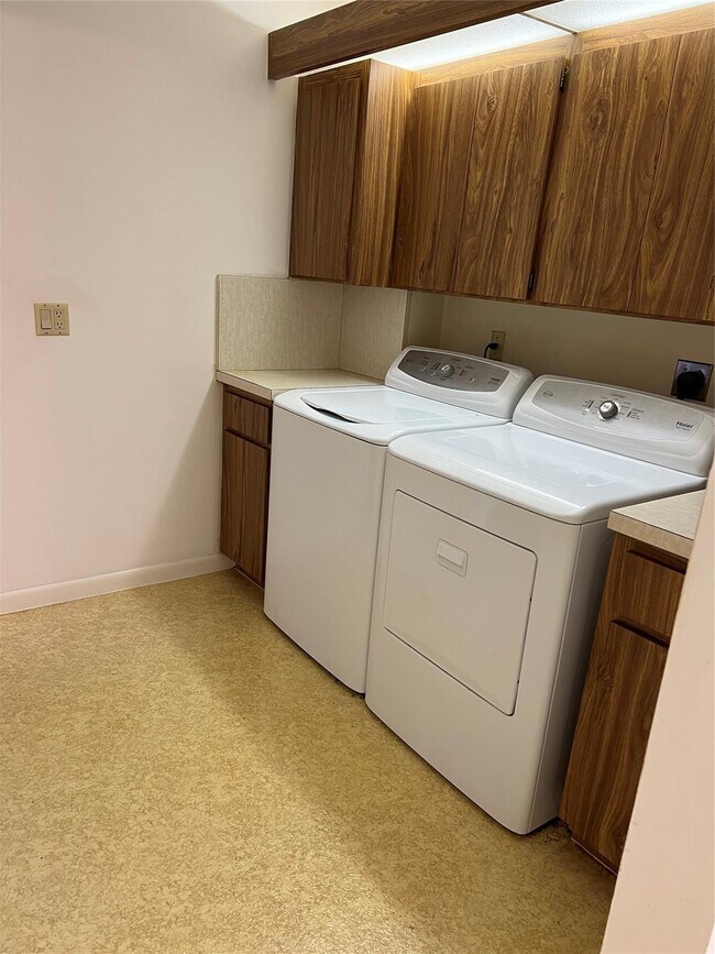 Building Photo - 1526 Whitehall Dr