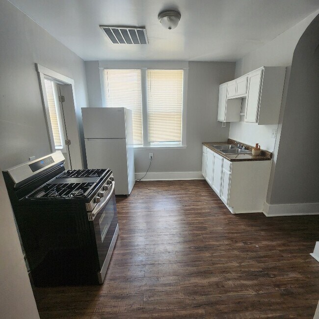 Building Photo - 3020 Searsdale Ave