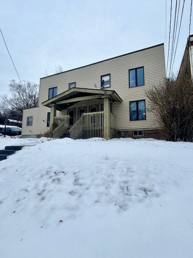 Building Photo - AVAILABLE FEBRUARY 1 BED 1 BATH W/ View of Lift Bridge !