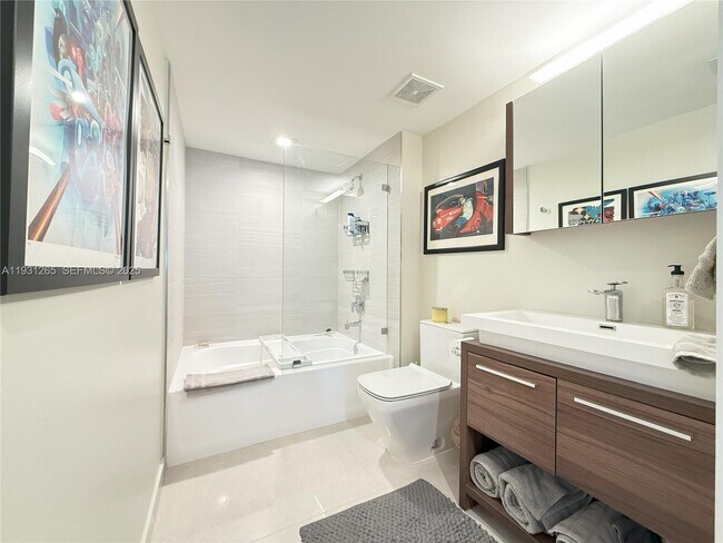 Building Photo - 1155 Brickell Bay Dr