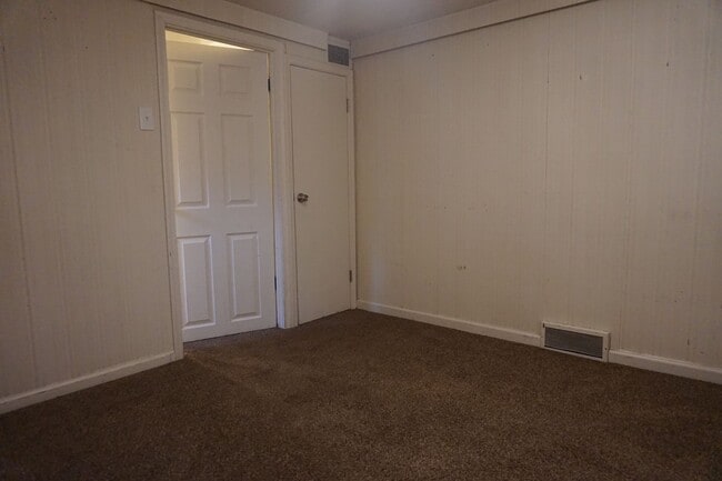 Building Photo - Upgraded 4 Bed 2 Bath Midvale Home