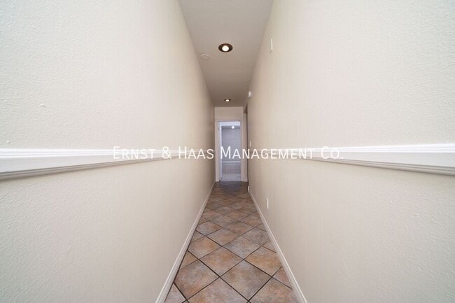 Building Photo - 1635 E Erie St