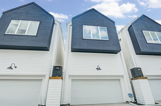 Building Photo - 1131 W 17th St