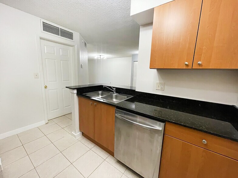 Building Photo - 2810 N Oakland Forest Dr