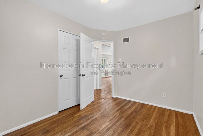 Building Photo - 10512 Earl Dr