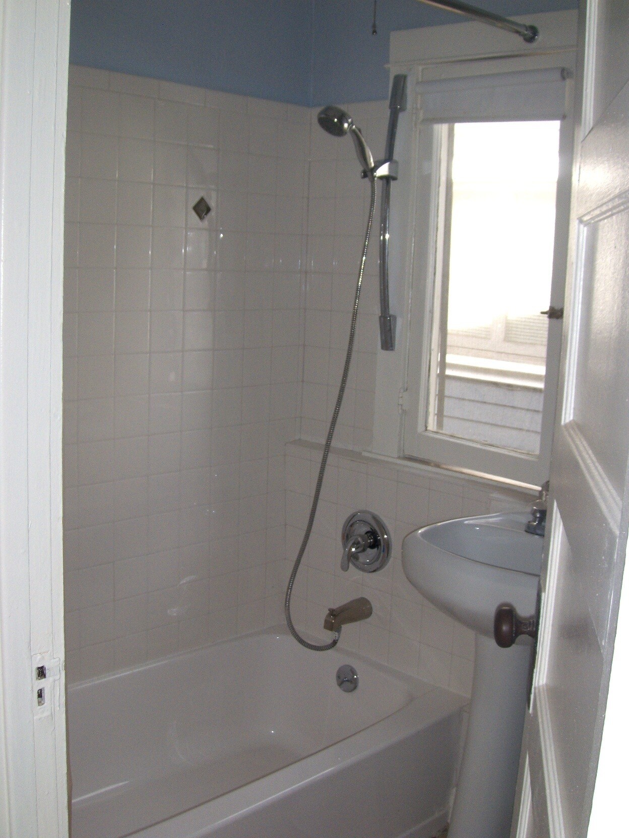 bathroom - 418 El Centro St
