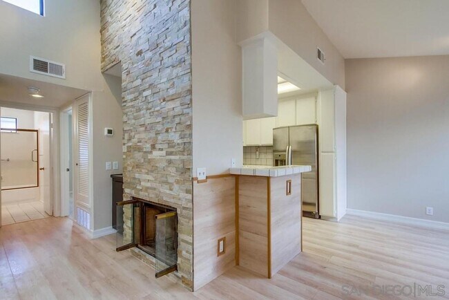 Building Photo - Light, Bright + Airy 2 Bed, 2 Bath Second Floor Condo in Highly Desirable Hillcrest!
