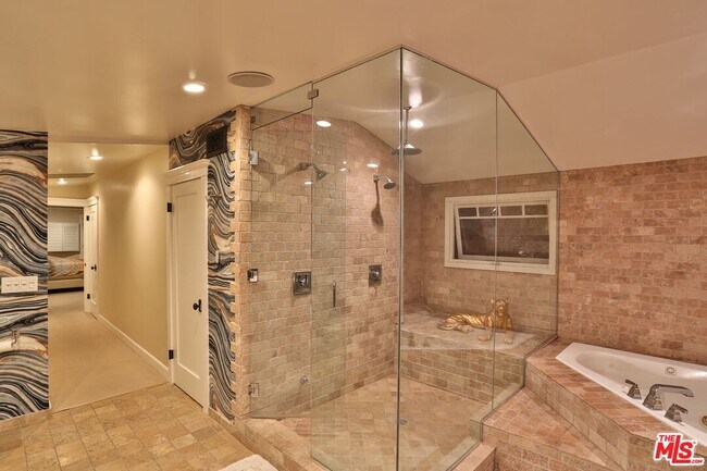 Building Photo - 2172 Argyle Ave