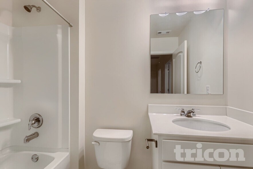 Building Photo - 142 Woodhouse Cir