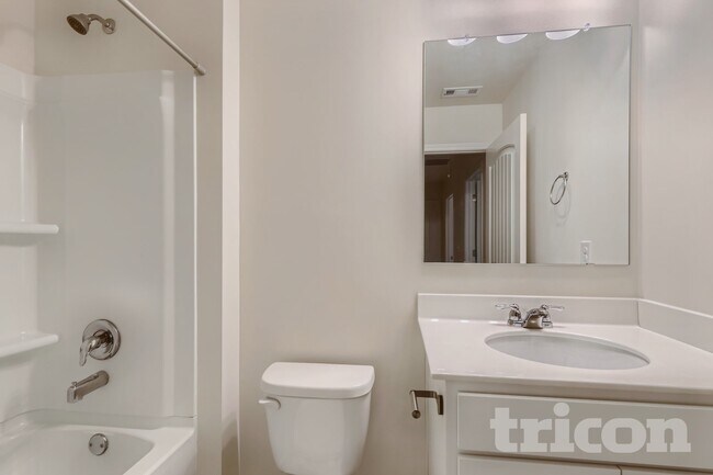 Building Photo - 142 Woodhouse Cir